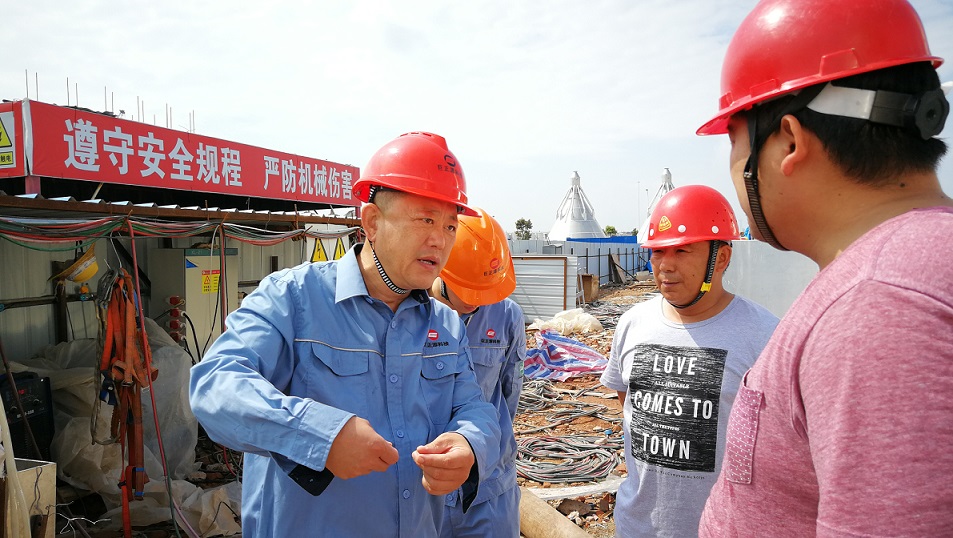 2018年5月2日，股份公司副總裁黃鐵民對科技公司項目現(xiàn)場進行安全檢查.jpg